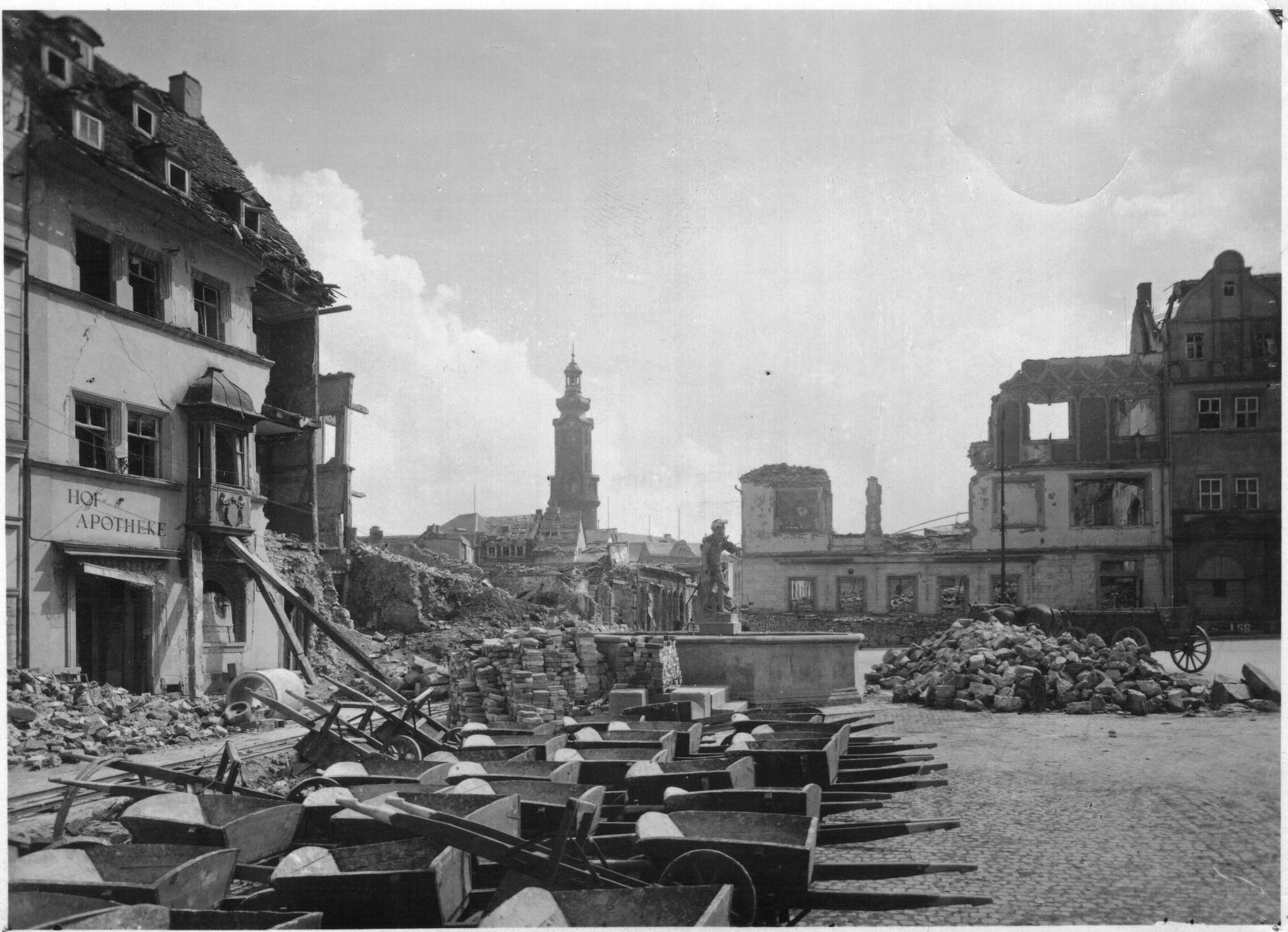Karren für die Enttrümmerung, Marktplatz Weimar, um 1945/46, Blick nach Osten.