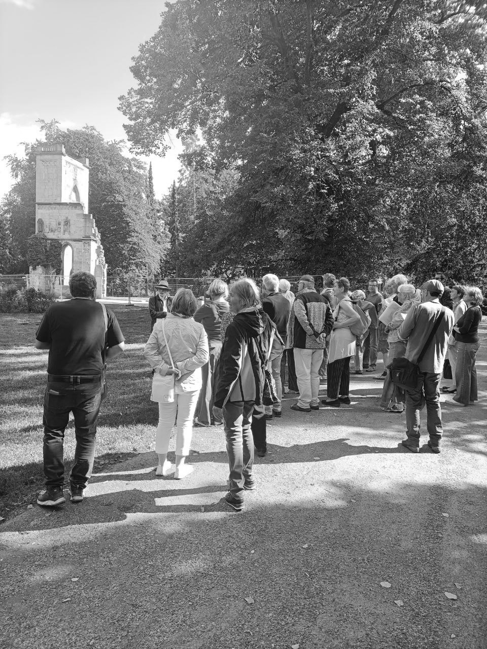 Teilnehmende in der Weimarer Innenstadt auf einer Stadtführung mit Axel Stefek für BRÄNDE.