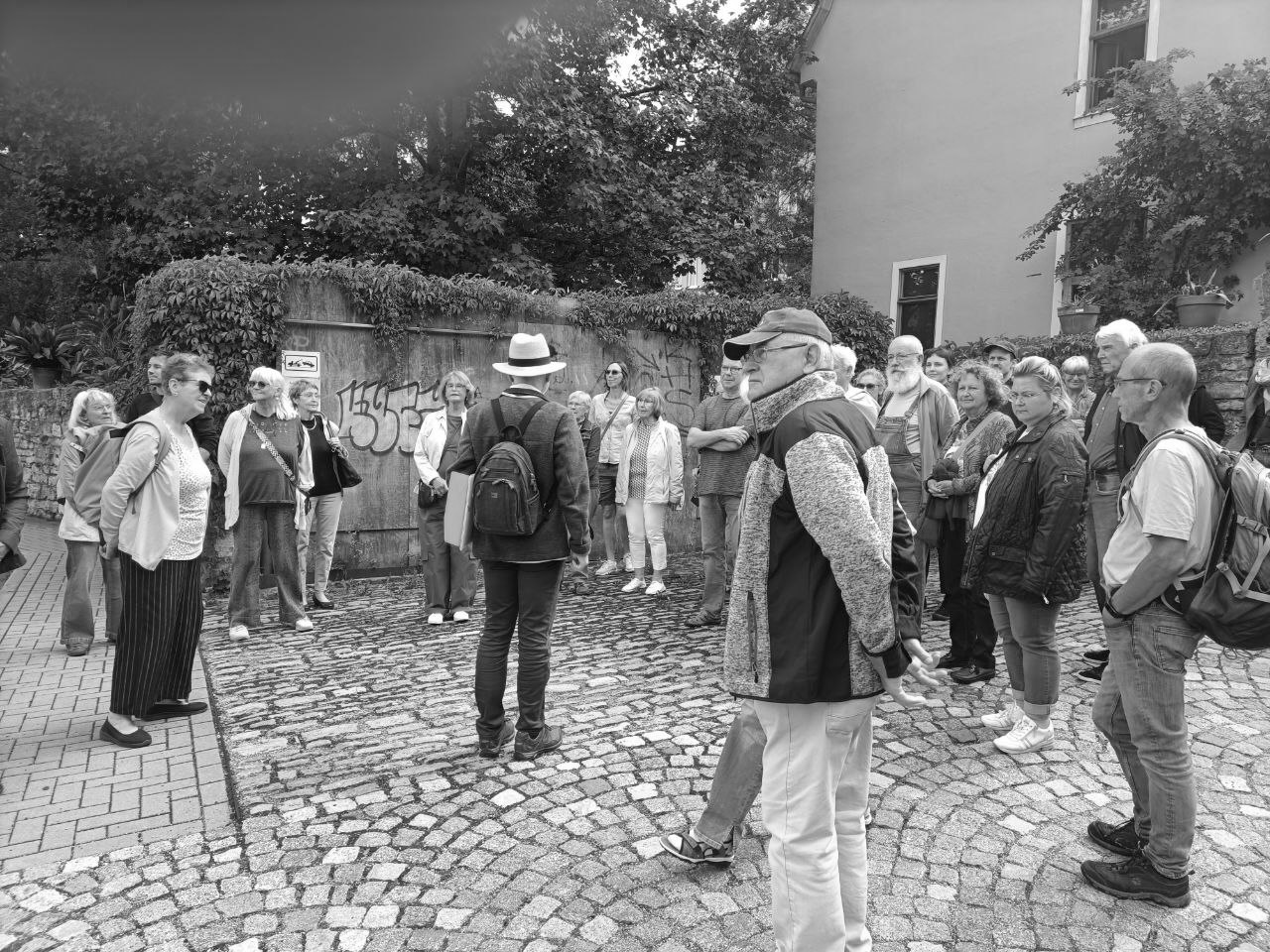 Teilnehmende in der Weimarer Innenstadt auf einer Stadtführung mit Axel Stefek für BRÄNDE.