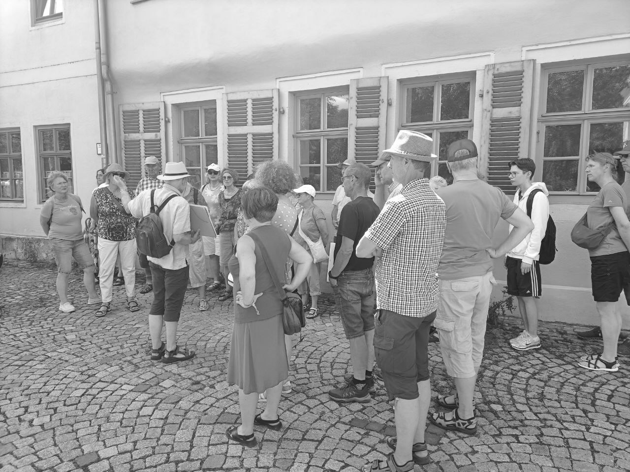 Teilnehmende in der Weimarer Innenstadt auf einer Stadtführung mit Axel Stefek für BRÄNDE.