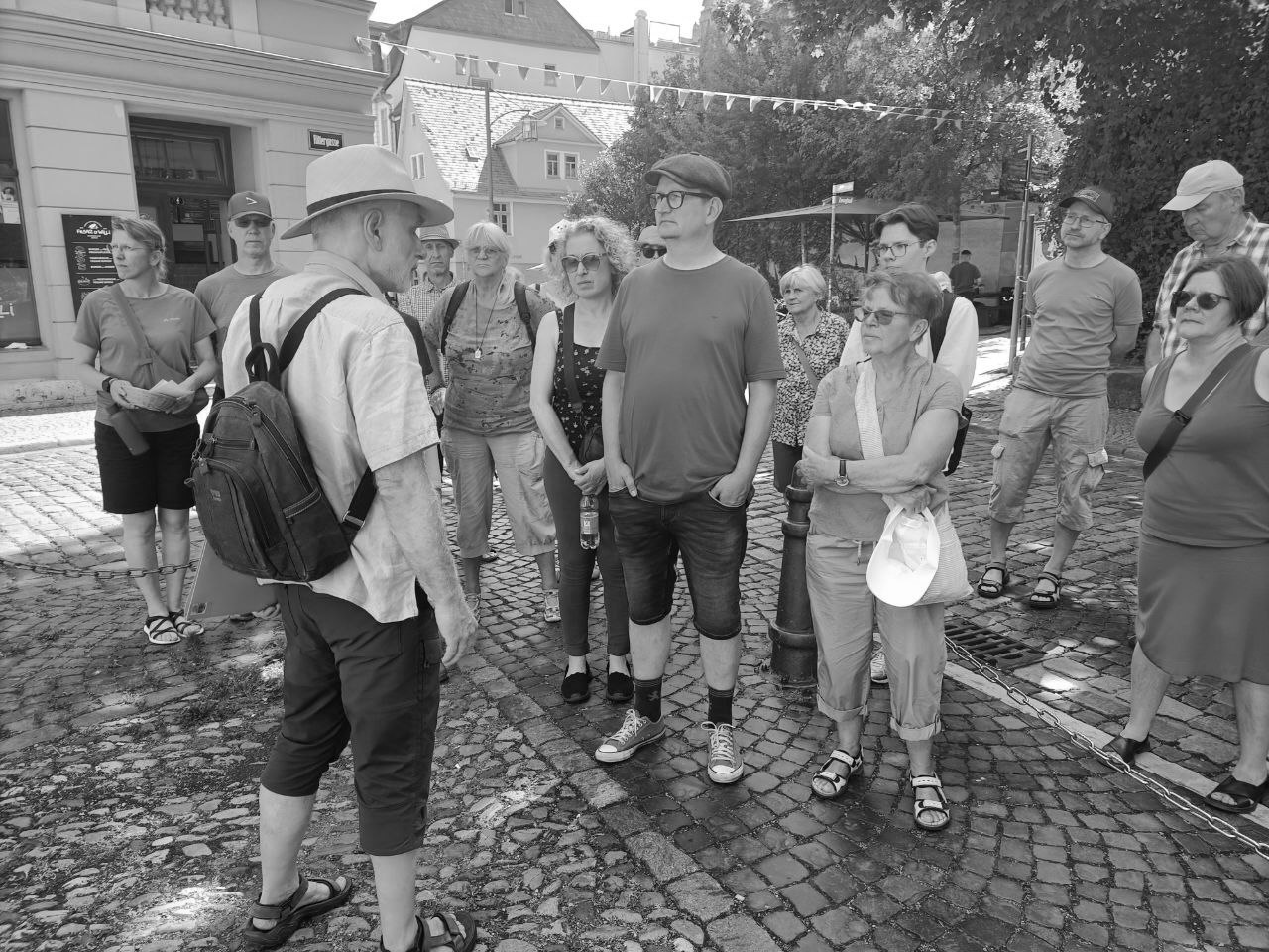 Teilnehmende in der Weimarer Innenstadt auf einer Stadtführung mit Axel Stefek für BRÄNDE.
